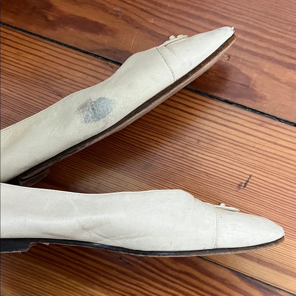 CHANEL Beige Leather Flats with Gold Logo - Picture 4 of 5